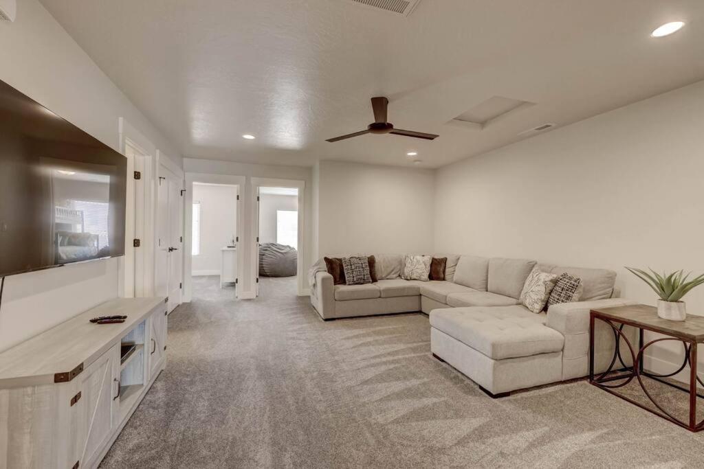 St George, Private Hot Tub/patio, New Community