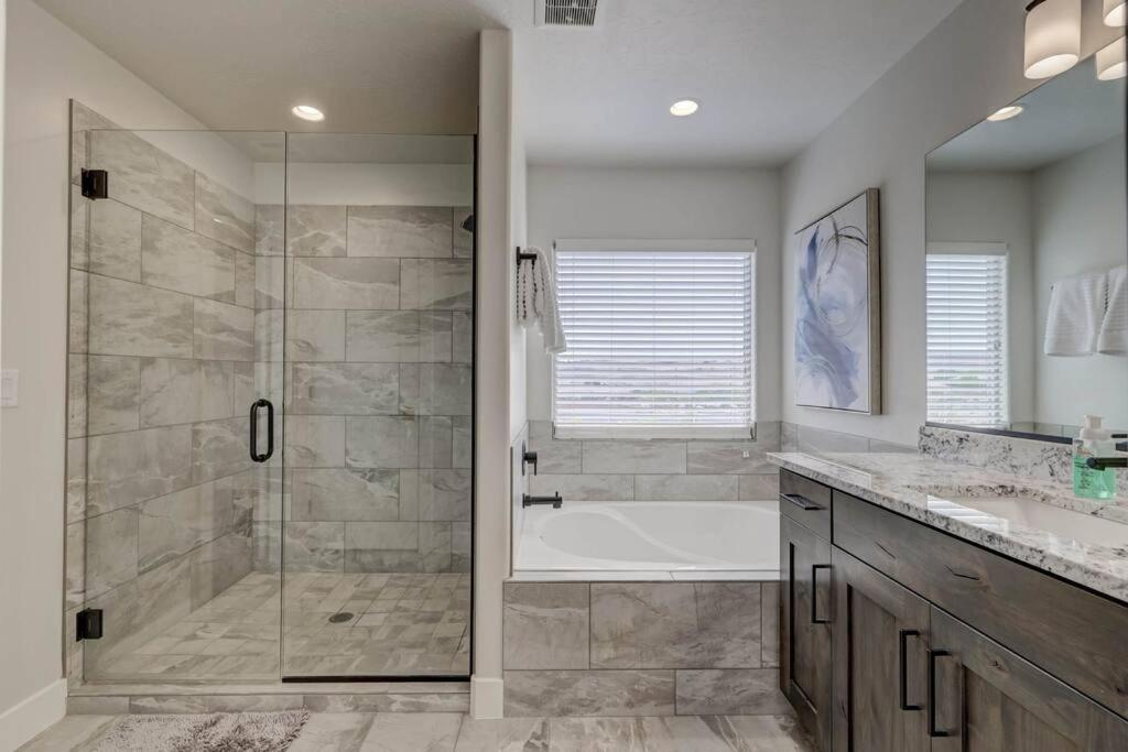 St George, Private Hot Tub/patio, New Community Holiday home *