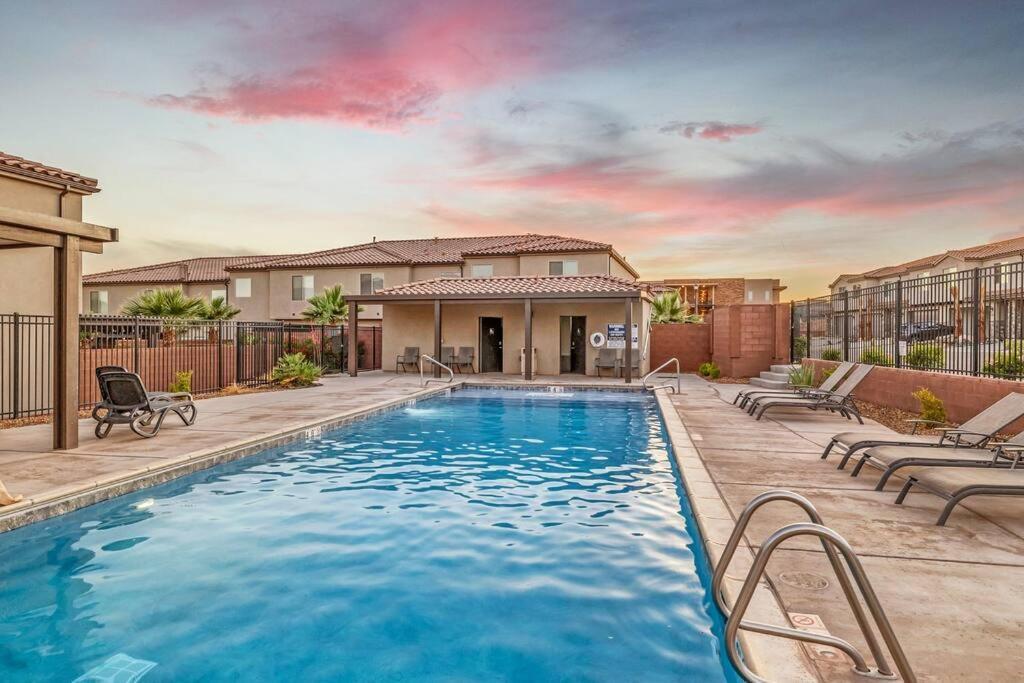 St George, Private Hot Tub/patio, New Community *